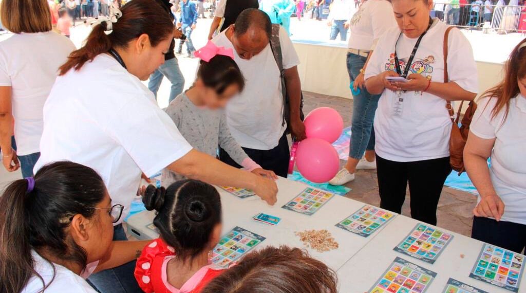 Con alegría y sorpresas, celebra Toño Ochoa a los niños y niñas