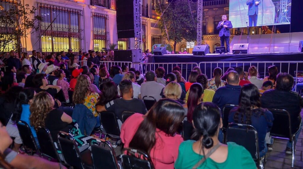 Disfrutan duranguenses junto con Marisol y Esteban del Festival de la Risa Durango 2023