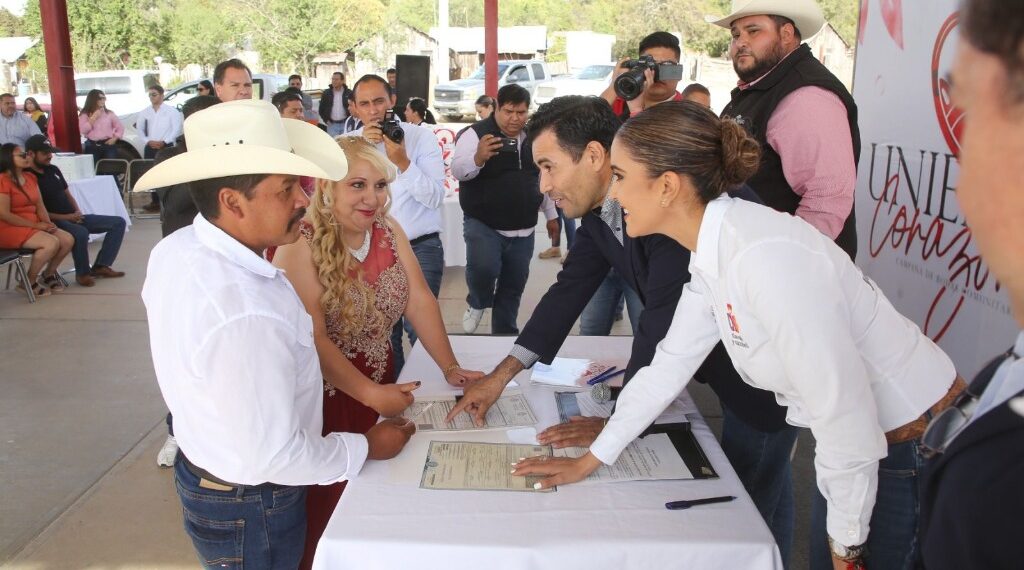 Con Marisol y Esteban, llegan por primera vez las bodas masivas del DIF a la zona rural