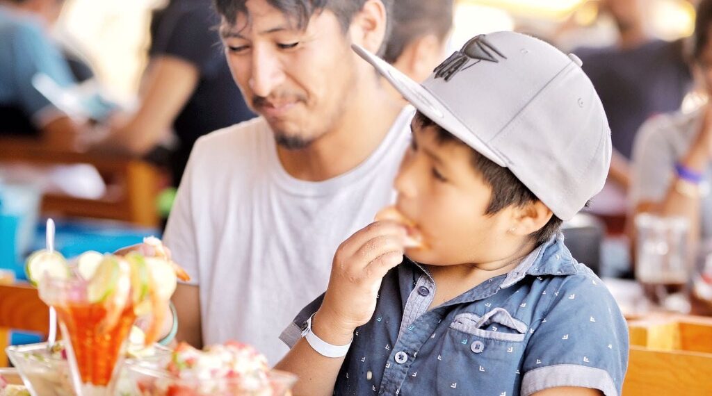 Festeja papá de Toñito cumpliendo los sueños de su hijo