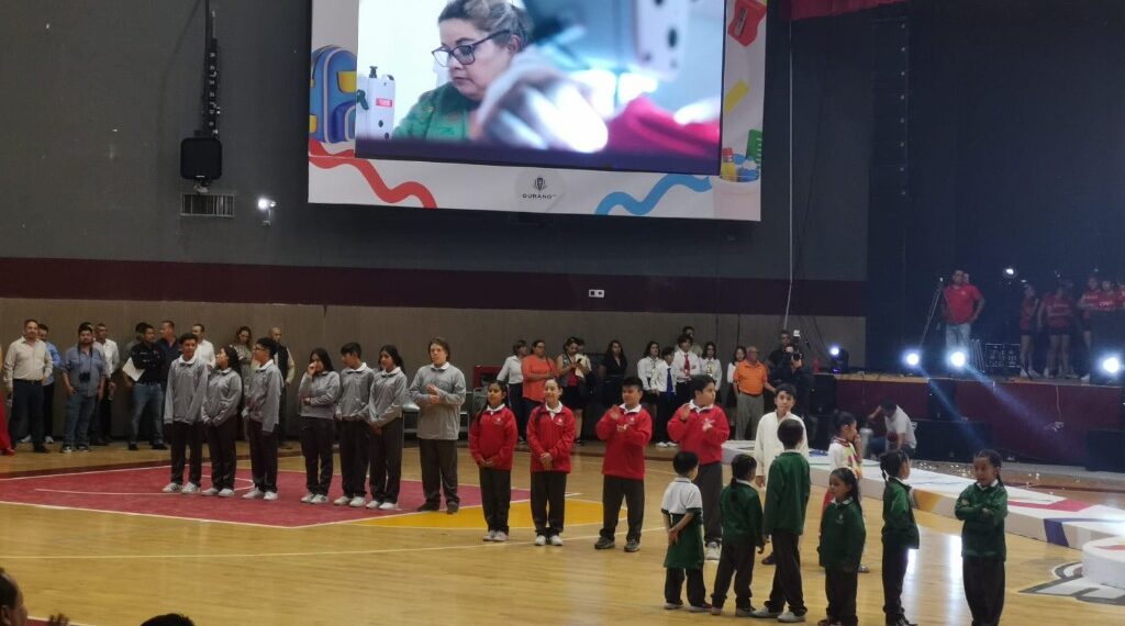 Presentan uniformes escolares que se entregarán el próximo ciclo