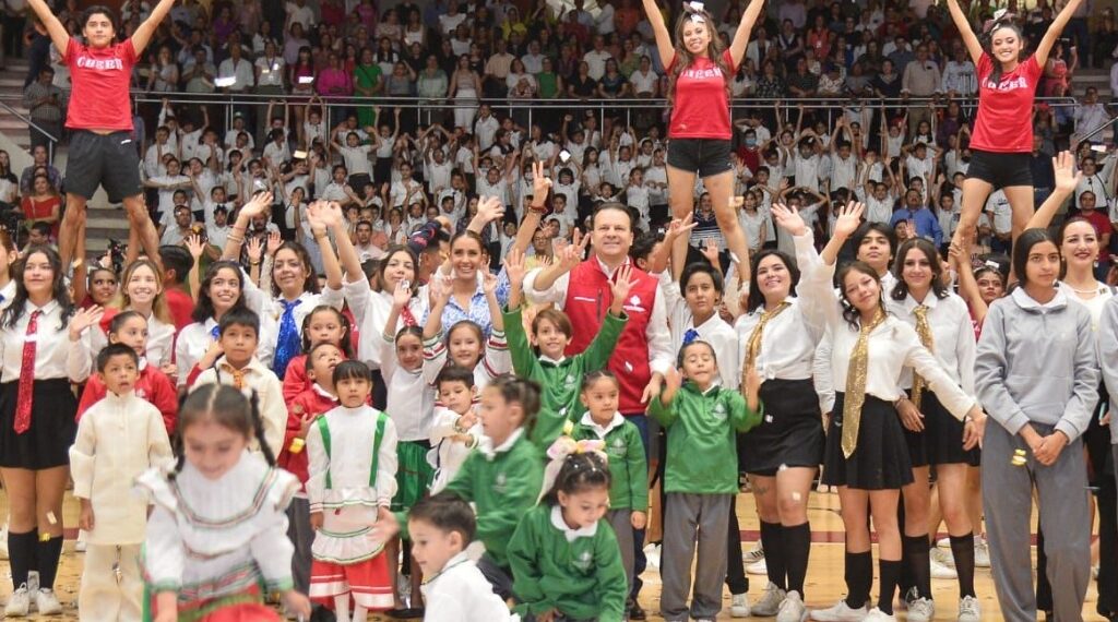 Con este Gobierno sí hay uniformes escolares; Esteban cumple con la niñez duranguense