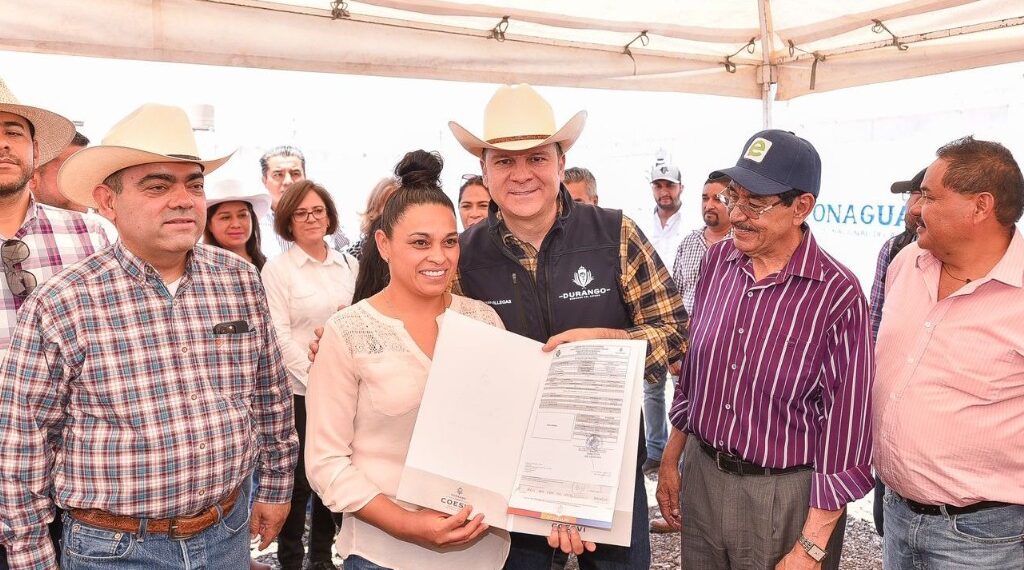 Asegura Esteban casa de por vida a habitantes de Guadalupe Victoria con entrega de títulos de propiedad