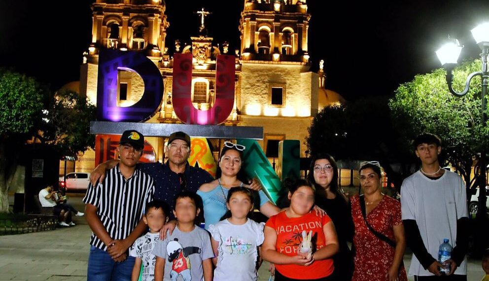 Enamorados turistas del Centro Histórico de Durango