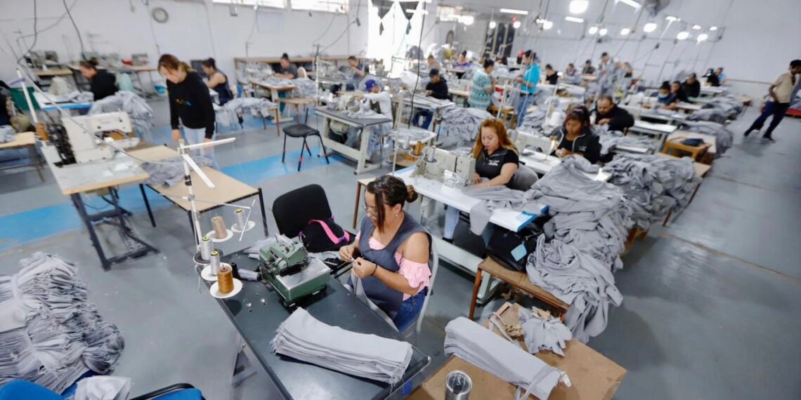 Ahora ya hay más empleo y economía con confección de uniformes escolares que regresó Esteban