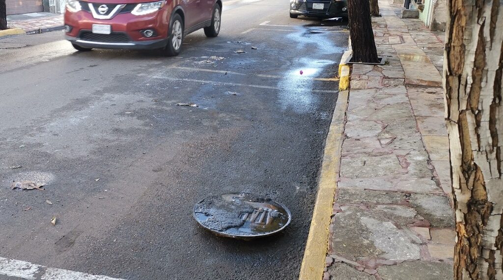 Reportan daños por alcantarillas que dejan abiertas
