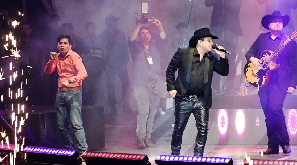 Durango es ejemplo de inclusión con intérprete de señas que revoluciona conciertos en la Feria Villista 2023