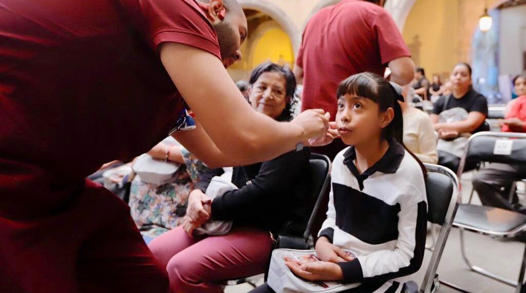“Mi hija ya escucha, ahora es feliz y podrá valerse por sí misma gracias a Marisol y Esteban”