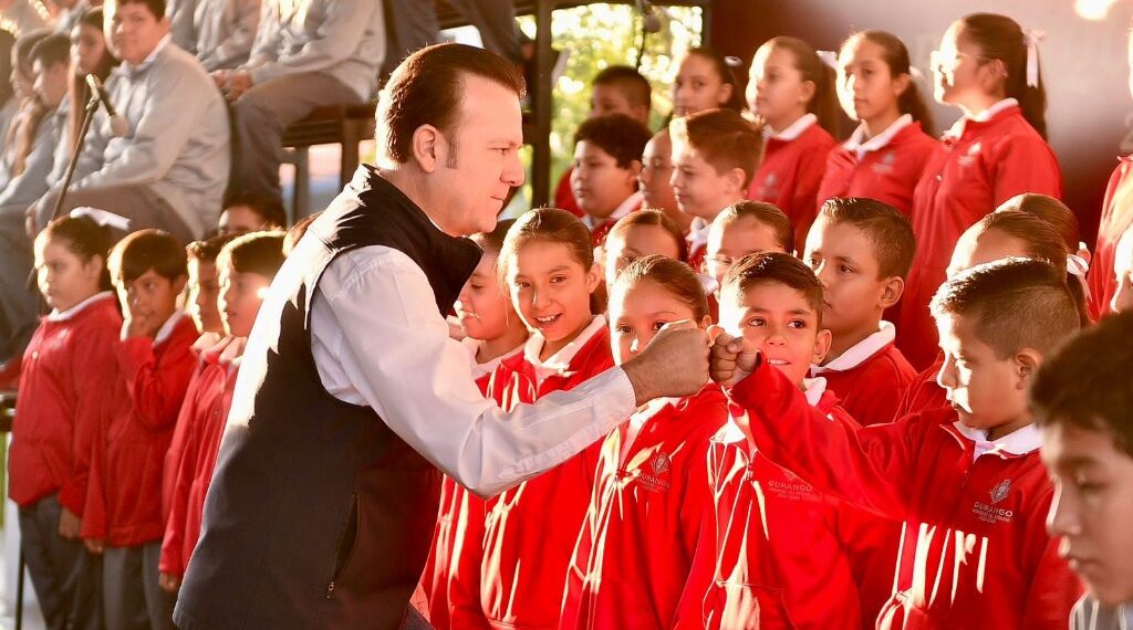 Cumple Esteban nuestro sueño que niños tengan uniformes escolares y útiles gratuitos: padres y maestros