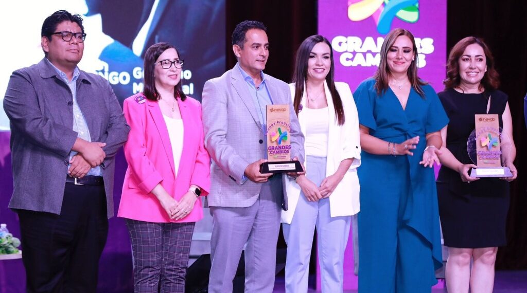 Galardona Inevap a Toño Ochoa por buenas prácticas en vivienda para las familias