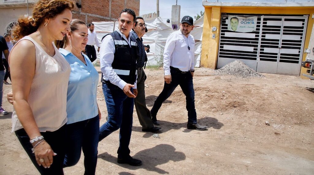 Con acciones de vivienda, les cambia Toño Ochoa la vida a las familias