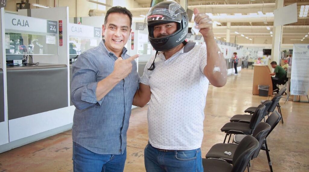 Reciben motociclistas, de manos de Toño Ochoa, los primeros cascos