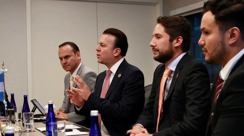 Continúa Esteban gira por Boston; listos para luchar por una nueva empresa de tecnología para Durango