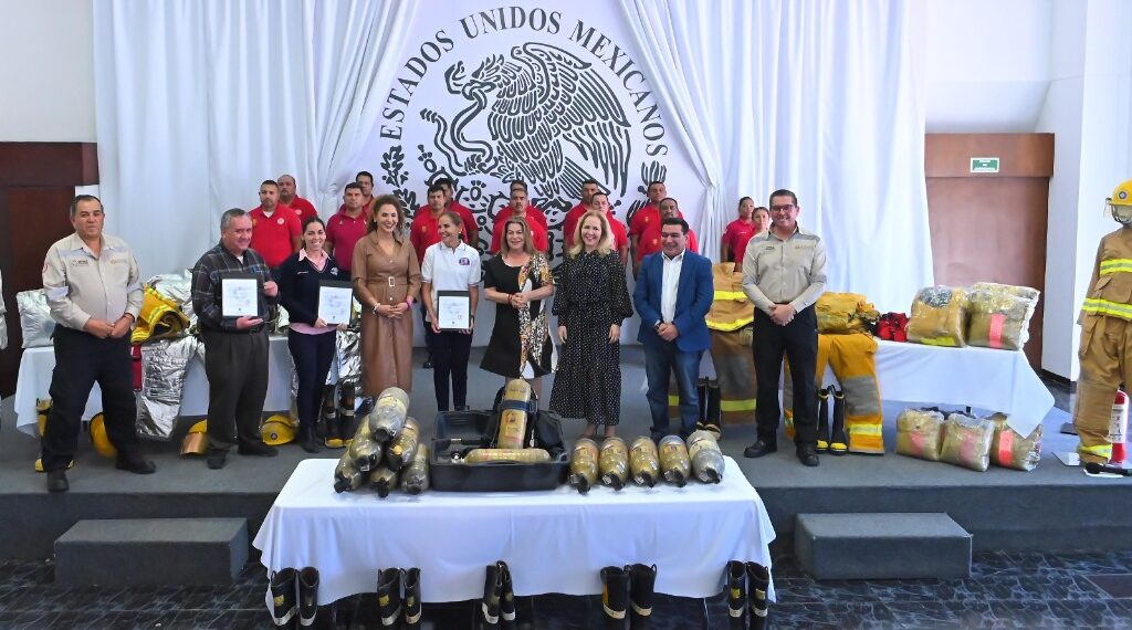 Entrega alcaldesa Leticia Herrera Ale equipo a Cuerpo de Bomberos