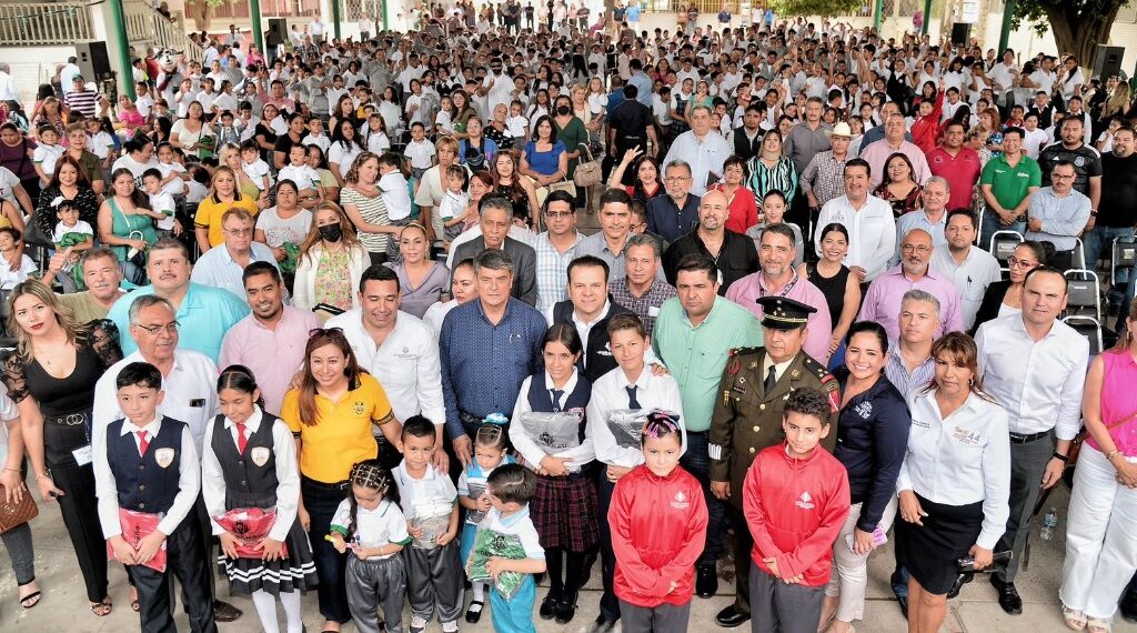 Ningún estudiante truncará sus sueños por falta de recurso; Esteban entrega uniformes escolares en Lerdo