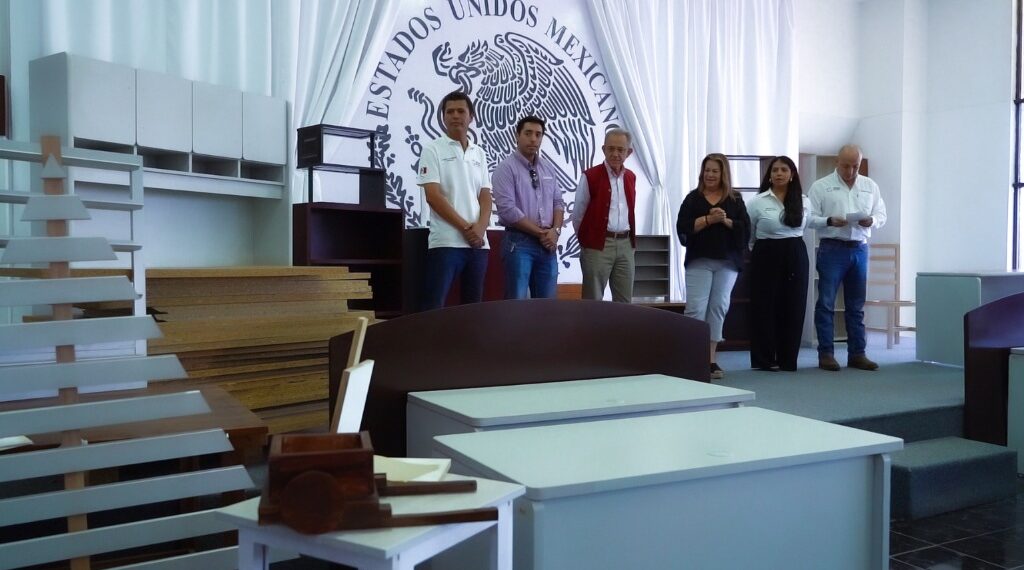 Recibe Ayuntamiento de Gómez Palacio importante donativo de mobiliario para oficina y madera que será utilizada en los talleres productivos de los centros comunitarios