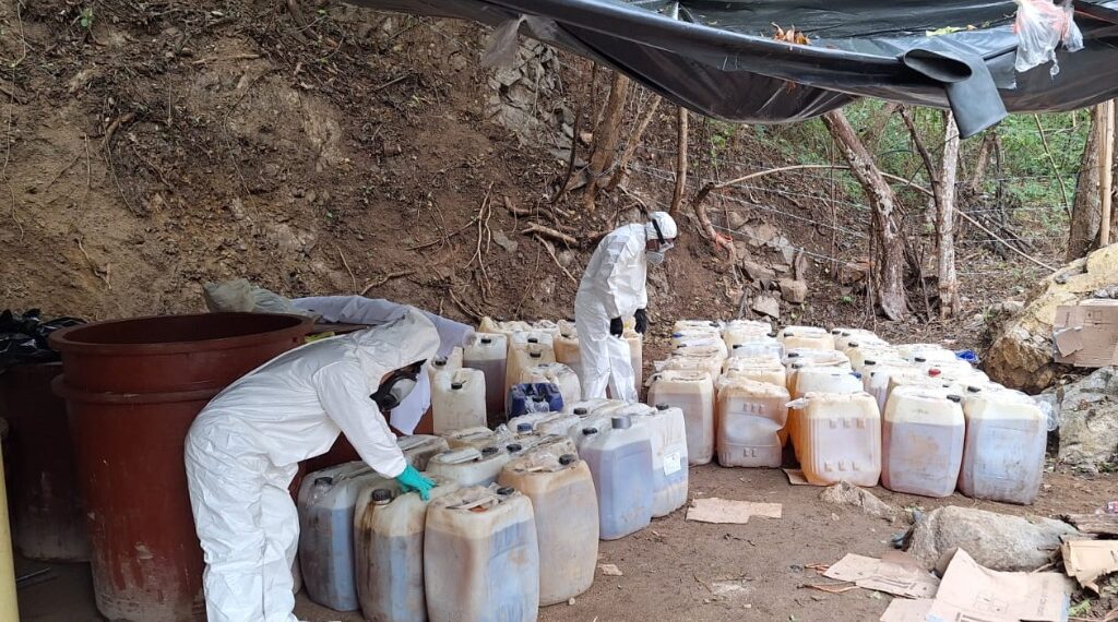 EN DURANGO, GUARDIA NACIONAL LOCALIZA APARENTE LABORATORIO CLANDESTINO PARA LA ELABORACIÓN DE DROGAS SINTÉTICAS