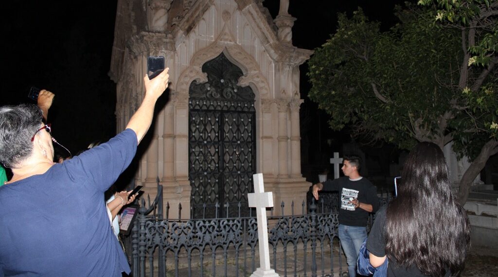 Disfruta de los recorridos nocturnos que se ofrecen en el Panteón de Oriente