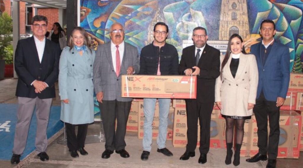 Rector de la UJED entregó mobiliario en la FECA