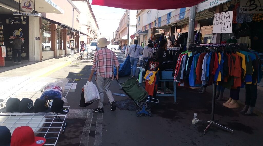 Pequeños comerciantes salen a la calle a vender; esperan levantar ventas