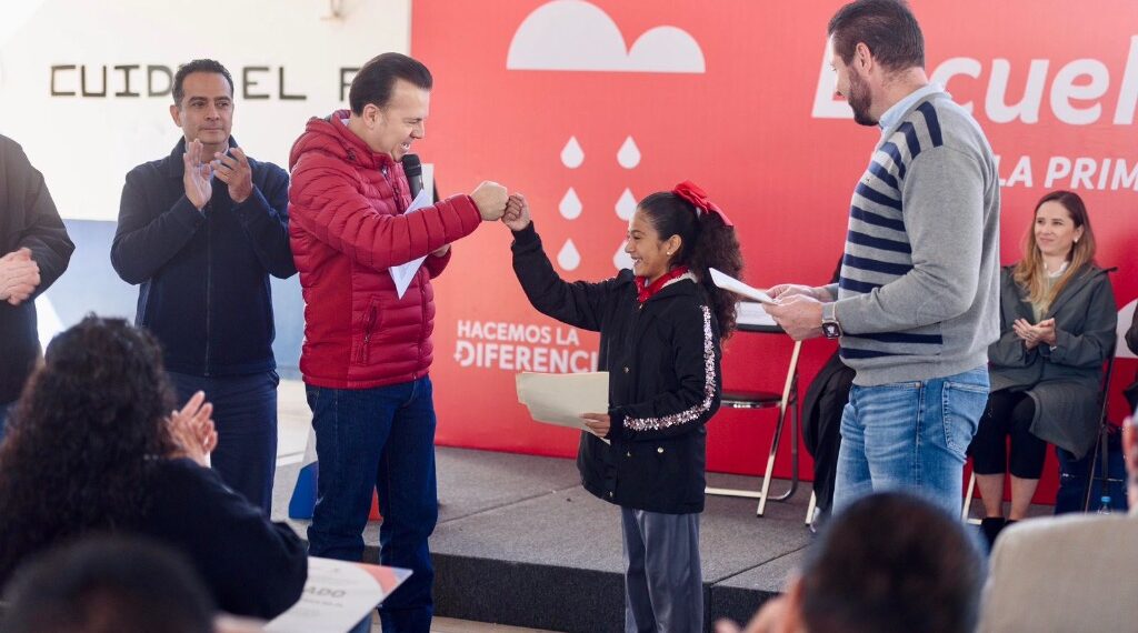 Entrega Esteban más “Escuelas de Lluvia” que captan agua del cielo y solucionan desabasto