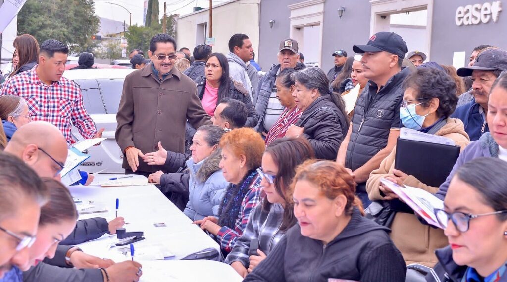 Gobierno de Esteban mantiene el trabajo y entrega 358 Títulos de Propiedad a familias