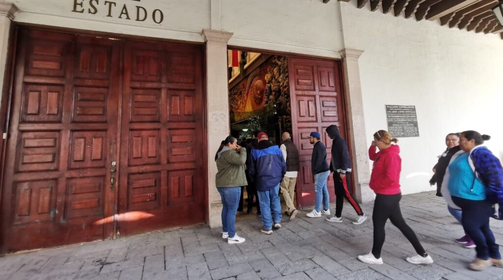 Trabajadores reanudan labores tras alcanzar acuerdos con Gobierno