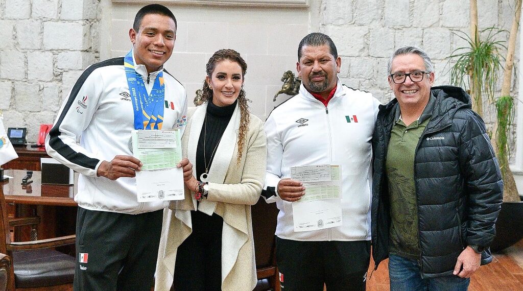 Reconoce Marisol Rosso esfuerzo del héroe Parapanamericano; entrega estímulo económico a Fernando Martínez
