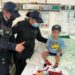 Policías municipales visitan a menor en hospital y le obsequian a nombre de la alcaldesa Leticia Herrera Ale, una gorra de policía que tanto anhelaba