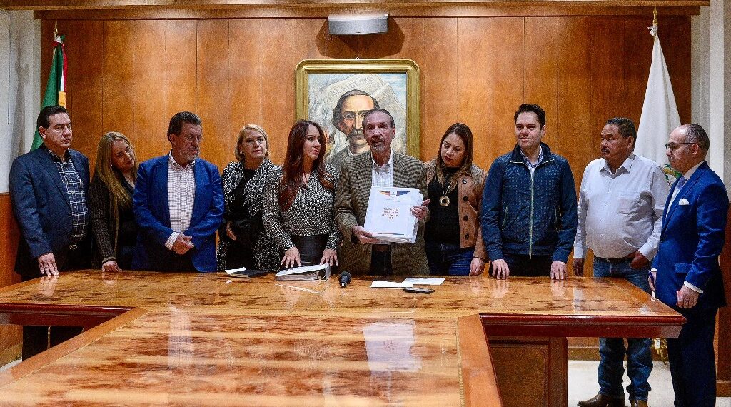 Sin incrementos a impuestos, se priorizará la Salud, Educación y Seguridad; entrega Gobierno de Esteban Paquete Económico 2024 ante el Congreso