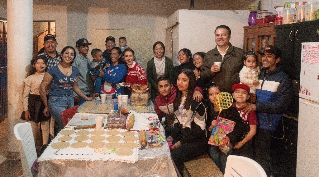 Comparten Esteban y Marisol la víspera de la Navidad con familias duranguenses
