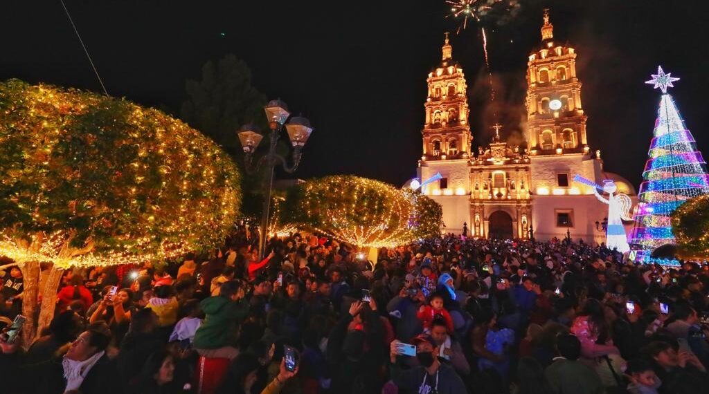 Disfrutan familias del espíritu navideño con un alumbrado ¡más chulo!