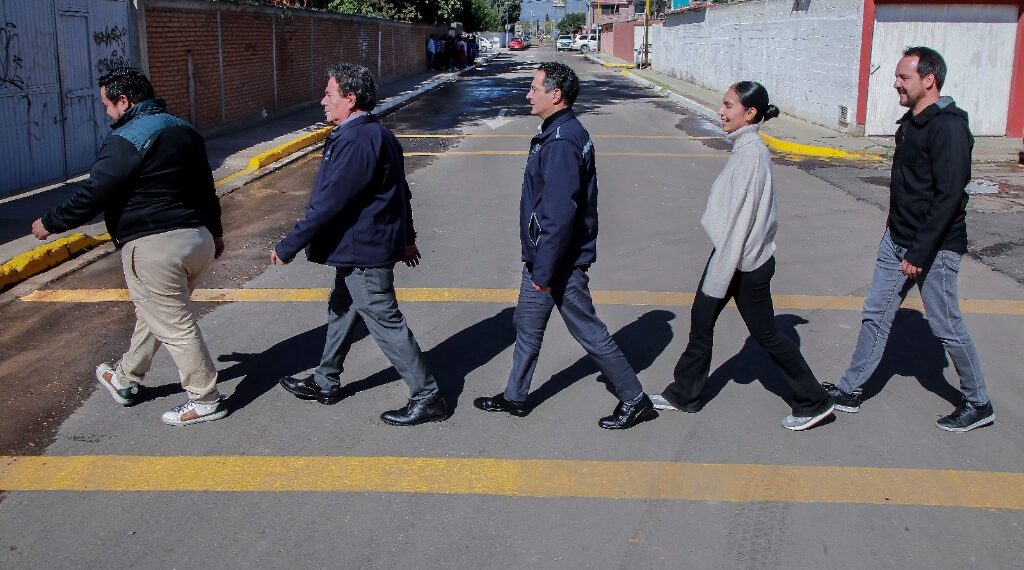 Entrega Toño Ochoa, al estilo de los Beatles, otra calle pavimentada
