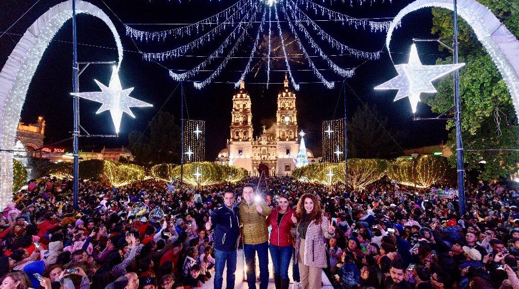 Encienden Marisol, Esteban y Toño la magia navideña en la ciudad