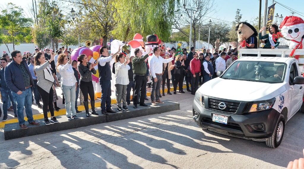 Llegan Marisol y Esteban a Laguna para arrancar operativo de entrega de bolos y juguetes a niños