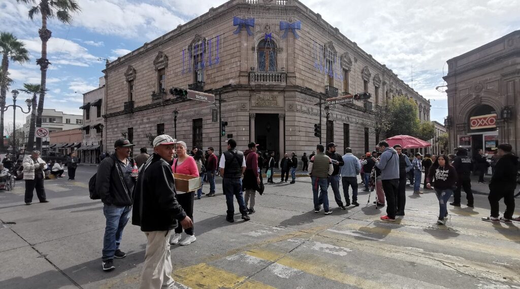 Comerciantes del ex Cuartel Juárez cierran calles tras cortes eléctricos