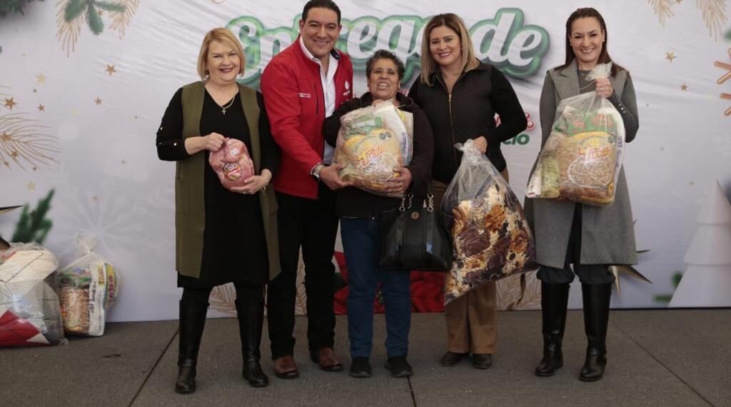 Refrenda Gobierno de Esteban apoyo y cercanía  con Sindicato de los Tres Poderes; lleva presentes navideños a sus trabajadores