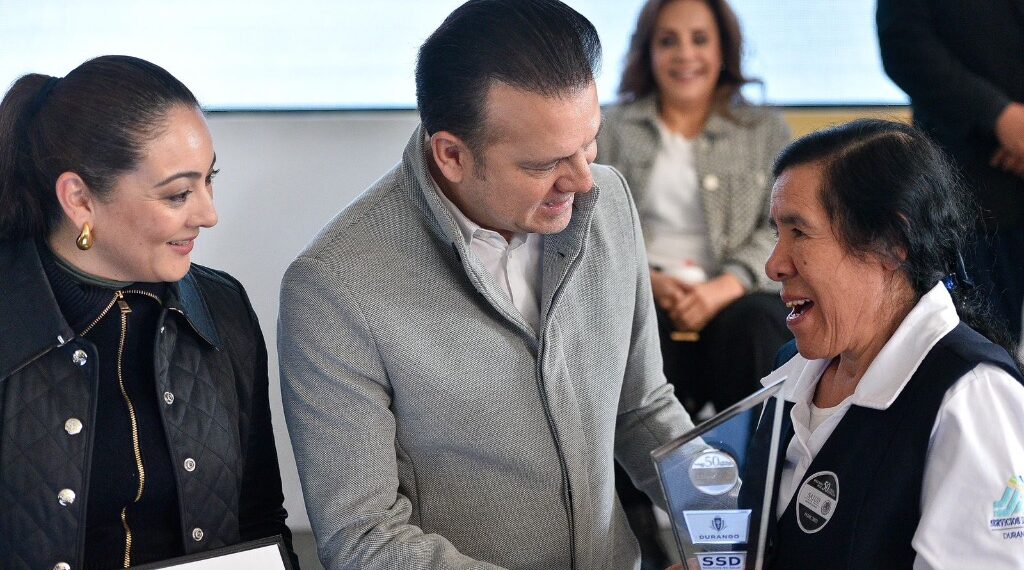 Por su entrega y ejemplo de servicio, reconoce Esteban años de labor del personal de la SSD
