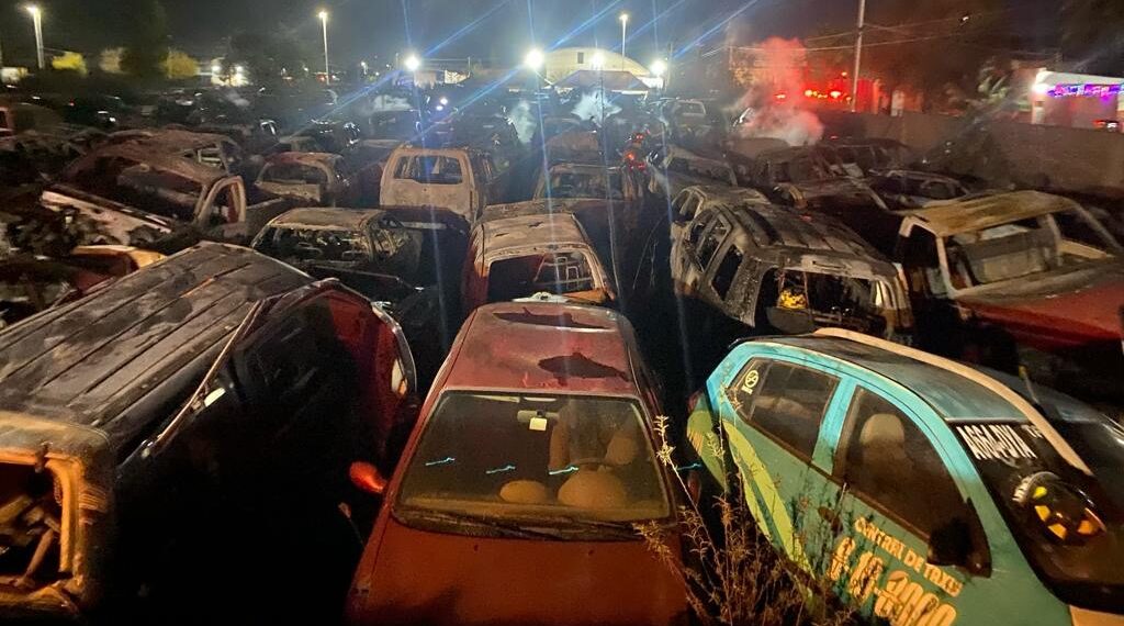 70 vehículos quemados tras incendio en un corralón al norte de la ciudad