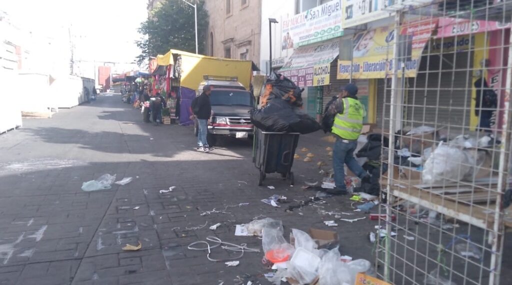 Comerciantes saturaron de basura el Centro Histórico; operativo de recolección tardó casi 3 horas