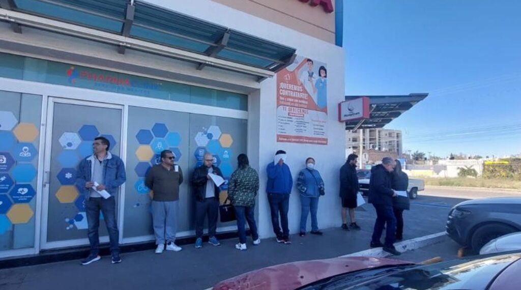 Demanda de vacunas contra COVID en farmacias rebasa la oferta; hay listas de espera