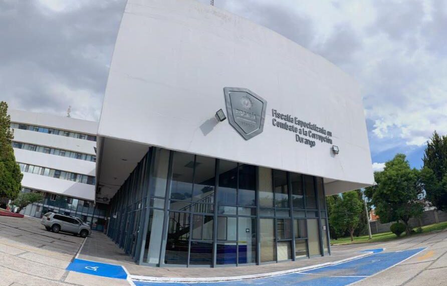 DETIENE FECCED A EX PERITO DE LA FGED POR EJERCICIO INDEBIDO DEL SERVICIO PÚBLICO