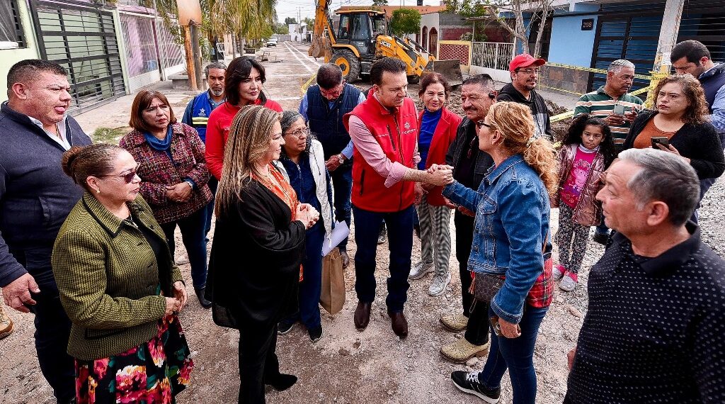 Por fin vecinos de calle San Juan son escuchados y ya no sufrirán de aguas negras en sus casas; Esteban y Lety les repondrán sistema de drenaje