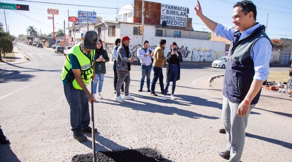 Dale, dale con el bache, para llegar “Al millón” en pavimentación: Toño Ochoa