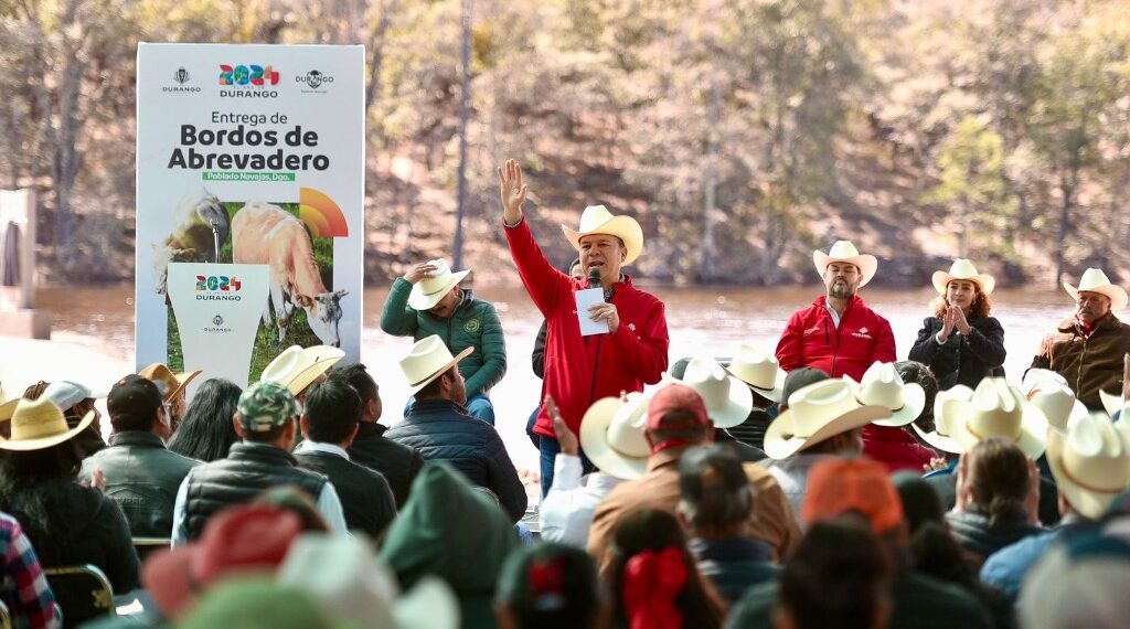 Entrega Esteban 210 macrobordos de abrevadero para que productores duranguenses  hagan frente a la sequía
