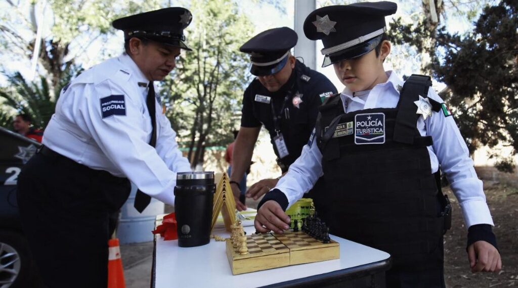 Son las niñas y niños duranguenses, los héroes de la gran familia: Toño Ochoa