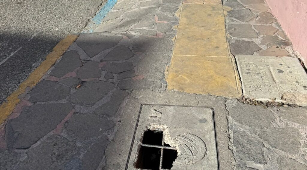 Empresas desdeñan llamados del Ayuntamiento para reponer tapas de las banquetas