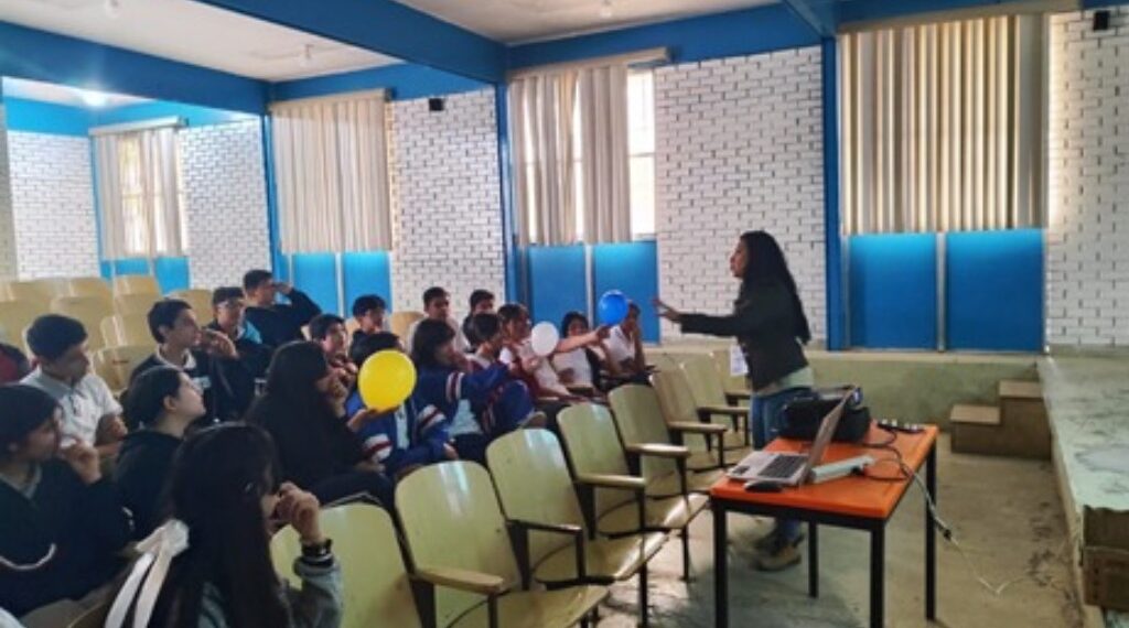 Ayuntamiento de Gómez Palacio acude a escuelas a dar charlas sobre el eclipse