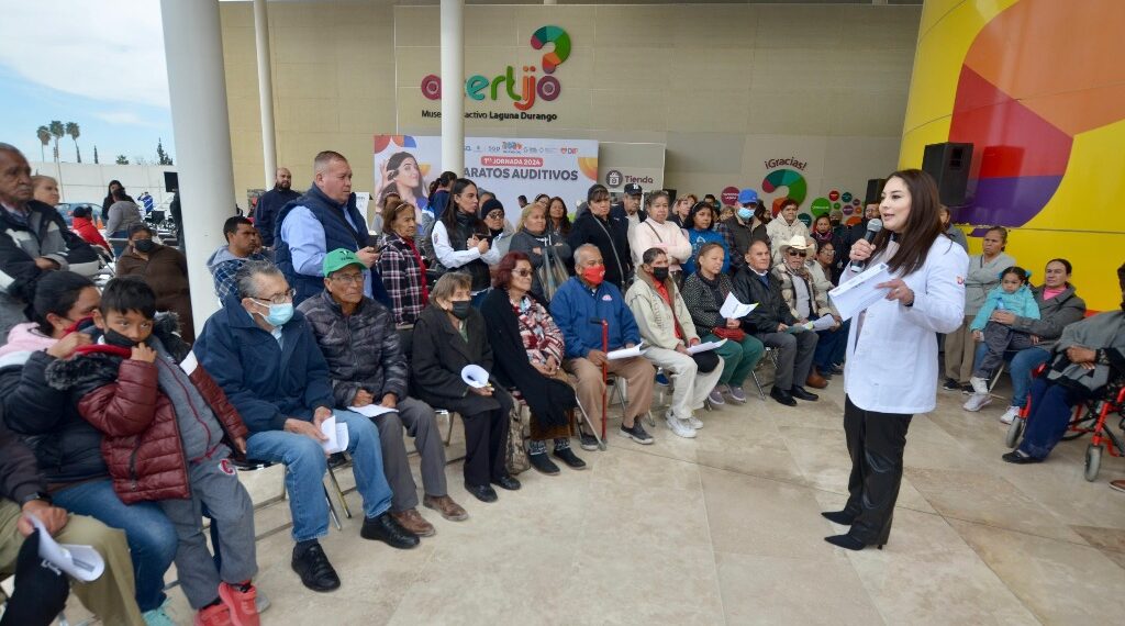 Gobierno de Esteban le regresa la esperanza a cientos de duranguenses; con entrega de aparatos auditivos ahora pueden escuchar