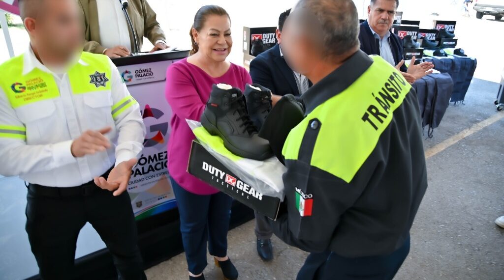 Entrega alcaldesa Leticia Herrera Ale, uniformes a elementos de Tránsito y Vialidad